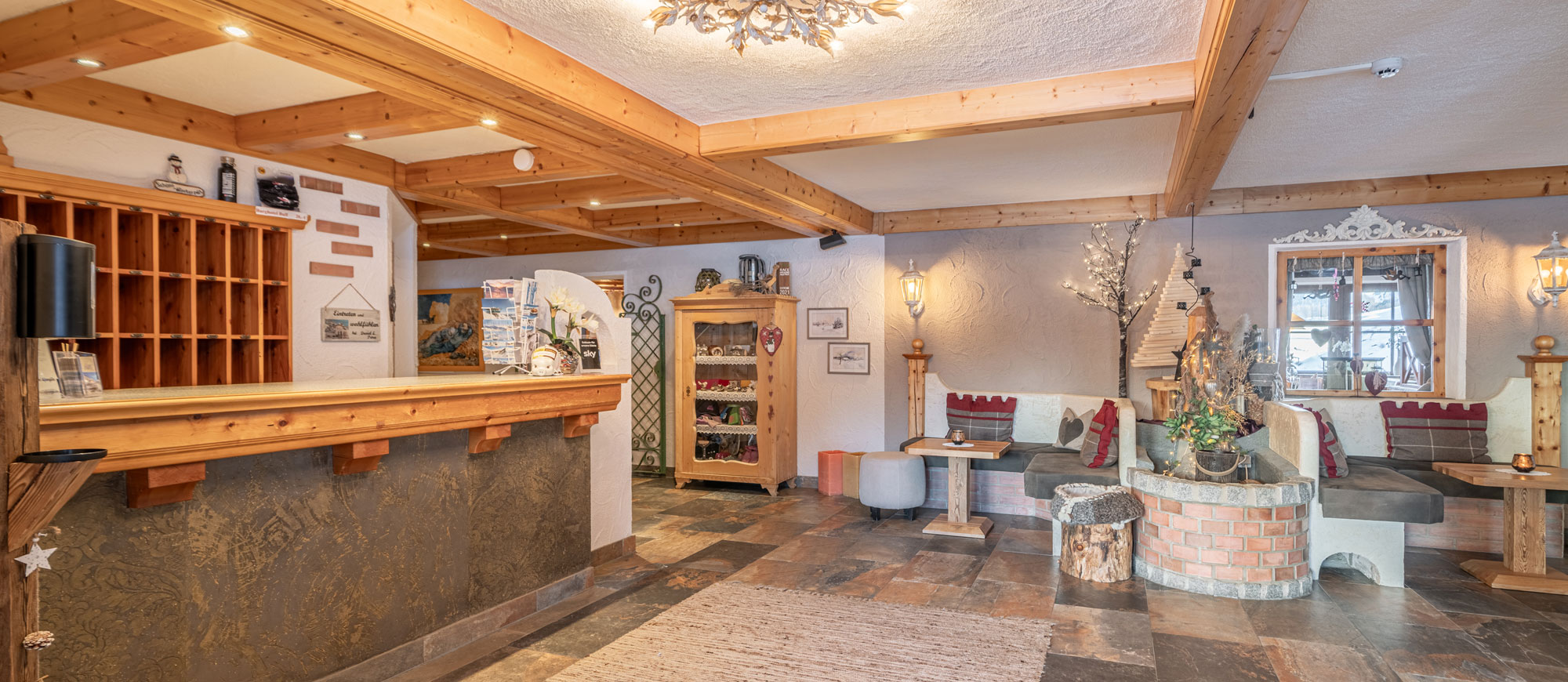 Gemütliche Hotel Lobby mit Sitzgelegenheiten im Hotel an der Piste Gurgl